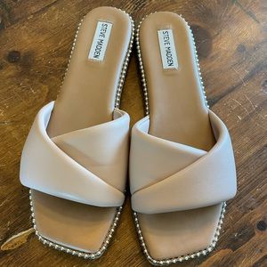Steve Madden women’s flat sandal Nude Size 10